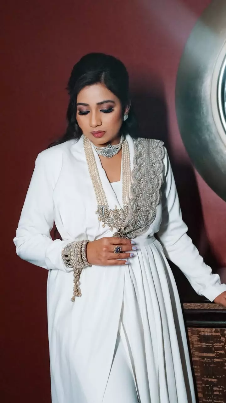 कस्टम आइवरी गाउन में श्रेया का रॉयल अंदाज कस्टम आइवरी गाउन में श्रेया का रॉयल अंदाज