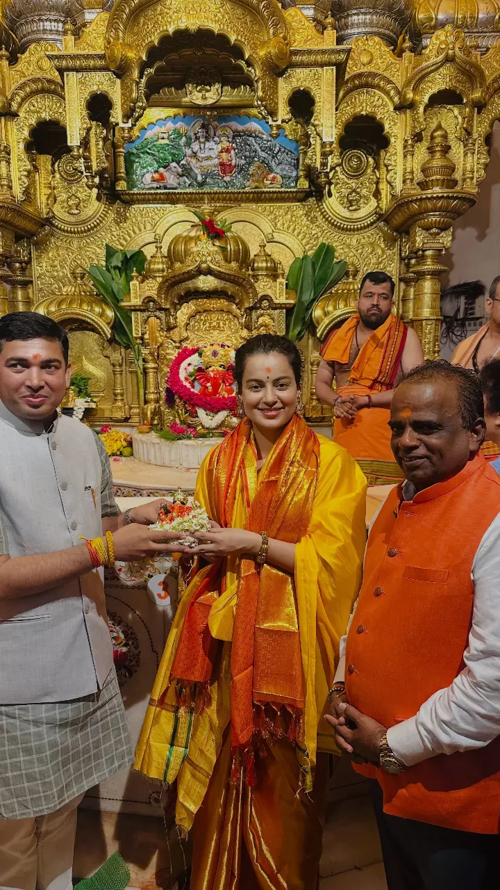 कंगना रनौत पहुंचीं सिद्धिविनायक मंदिर लिया आशीर्वाद