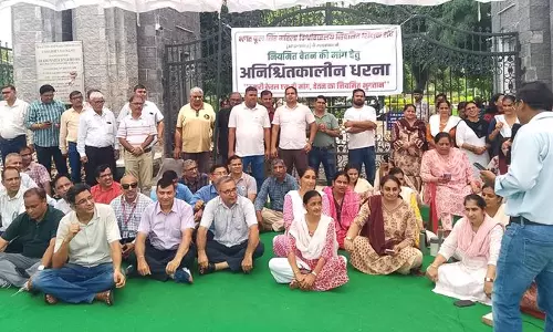 सोनीपत महिला विश्वविद्यालय के कर्मचारियों ने अनिश्चितकालीन धरना शुरू सोनीपत महिला विश्वविद्यालय के कर्मचारियों ने अनिश्चितकालीन धरना शुरू