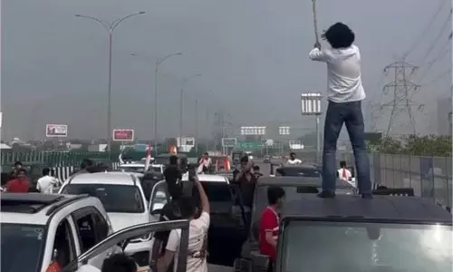 Gurugram सड़क पर स्टंट करना पड़ा भारी, जांच शुरू