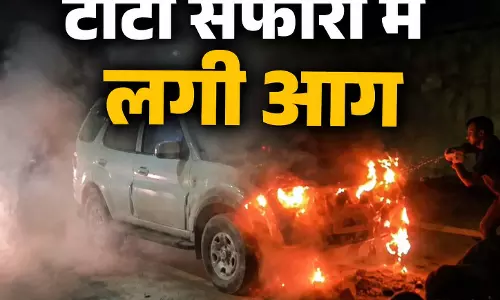 चलती टाटा सफारी में लगी आग, चालक की सूझबूझ से टला बड़ा हादसा