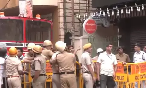कोलकाता होटल अग्निकांड में 9 बांग्लादेशी नागरिकों की मौत, मालिक के खिलाफ केस दर्ज कोलकाता होटल अग्निकांड में 9 बांग्लादेशी नागरिकों की मौत, मालिक के खिलाफ केस दर्ज