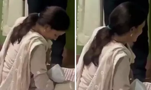 नेपाल की मंत्री सीता बादी का वीडियो वायरल, 17 दिन के बच्चे को स्तनपान कराने पर हो रही तारीफ