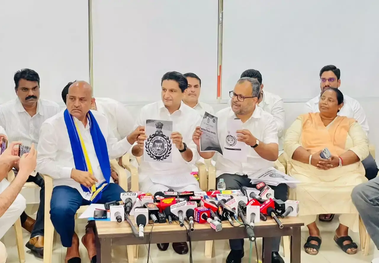 Chandigarh: प्रदेश के प्रतीक चिन्ह को लेकर कांग्रेस सांसदों ने उठाए सवाल, सरकार पर लगाया बदलाव का आरोप