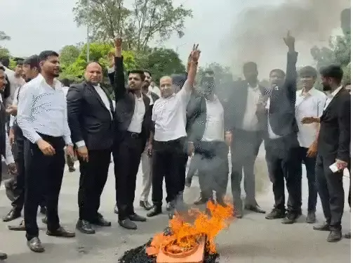 Jaipur: एसएचओ के व्यवहार से नाराज वकीलों ने कोर्ट के बाहर किया हंगामा