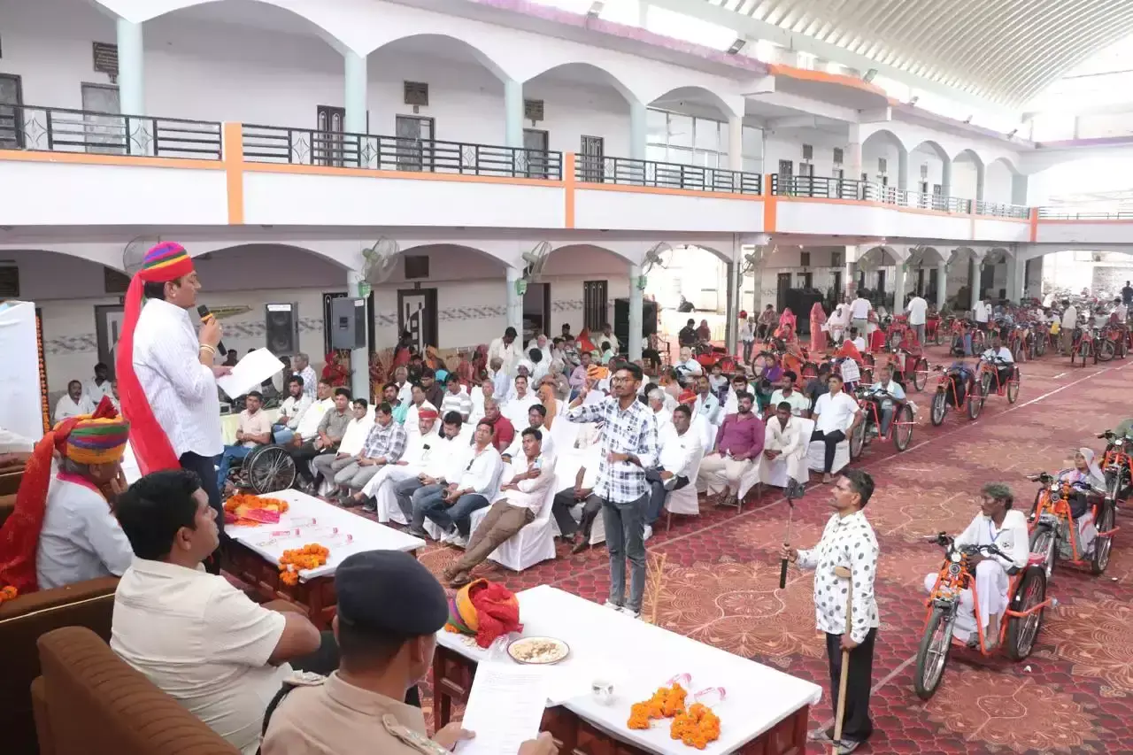 Beawar: 90 दिव्यांगजनों के जीवन में आई रफ्तार, जैतारण में बांटी गई मोटराइज्ड ट्राईसाइकिल
