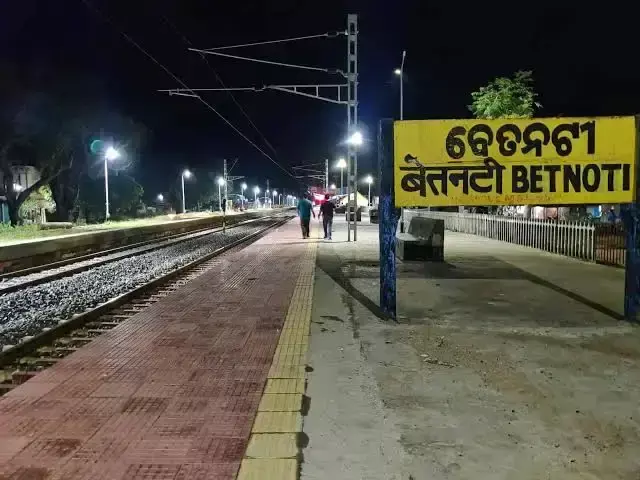Kolkata: रेलखंड पर भूस्खलन से बढ़ी परेशानी, यात्रियों के लिए वैकल्पिक व्यवस्था