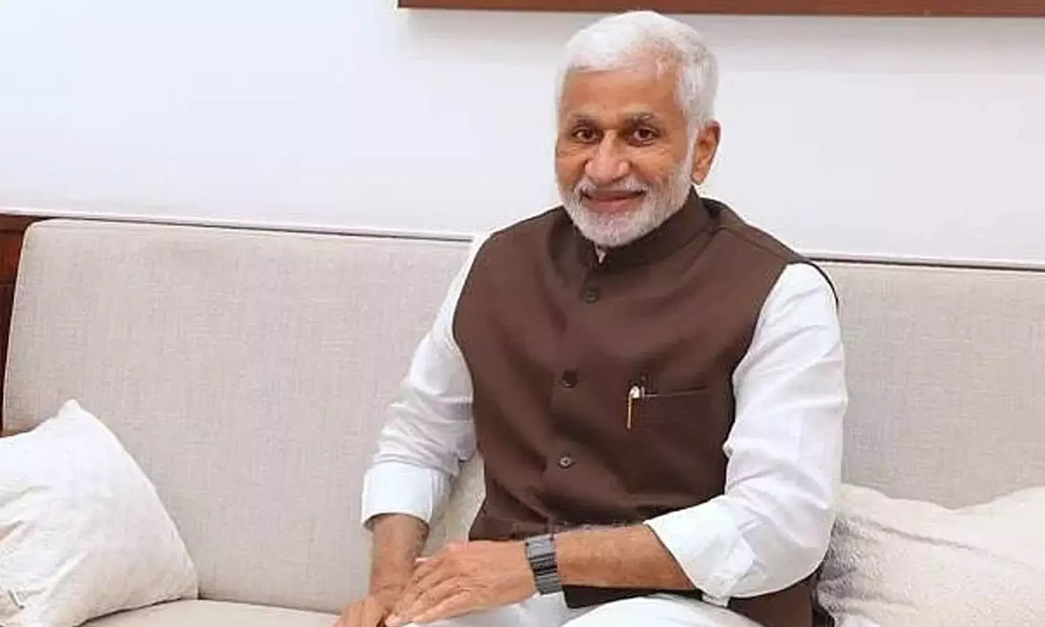 पूर्व सांसद विजयसाई रेड्डी ने नई पार्टी बनाने की घोषणा की।