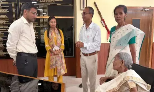 103 साल की कनकलता दास ने बाढ़ पीड़ितों की मदद की 103 साल की कनकलता दास ने बाढ़ पीड़ितों की मदद की