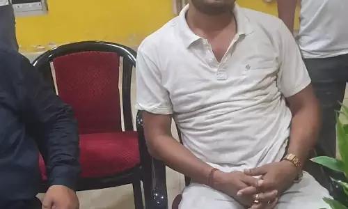 Howrah: एक लाख की रिश्वत लेते कांस्टेबल गिरफ्तार, नाजिरगंज पुलिस चौकी का मामला Howrah: एक लाख की रिश्वत लेते कांस्टेबल गिरफ्तार, नाजिरगंज पुलिस चौकी का मामला