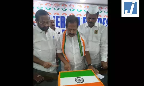 राष्ट्रीय ध्वज के रूप में बने केक पर छुरी चलाई , बीजेपी बोली- कांग्रेस की फितरत, बातों में संविधान, करतूतों में अपमान! राष्ट्रीय ध्वज के रूप में बने केक पर छुरी चलाई , बीजेपी बोली- कांग्रेस की फितरत, बातों में संविधान, करतूतों में अपमान!
