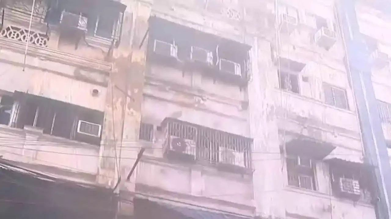 Kolkata: होटल में भीषण आग से मची अफरा-तफरी, दमकल ने कई लोगों को बचाया Kolkata: होटल में भीषण आग से मची अफरा-तफरी, दमकल ने कई लोगों को बचाया