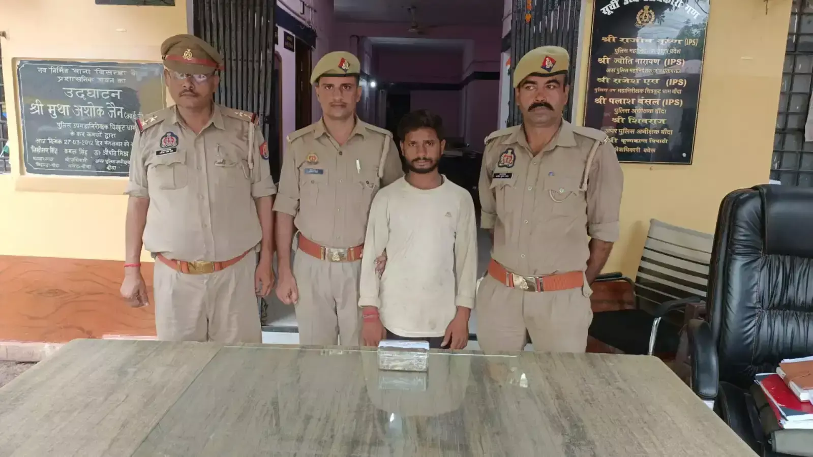 Banda: रिश्ते का निकला चोर, भाभी के नौ लाख के जेवर चुराने वाला देवर दबोचा
