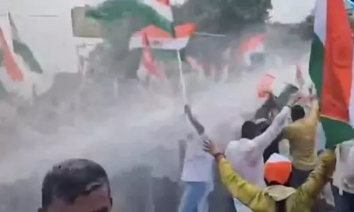 बिहार: राजद के लोक भवन मार्च में प्रदर्शनकरियों ने बैरिकेडिंग तोड़ी, तेजस्वी यादव हिरासत में