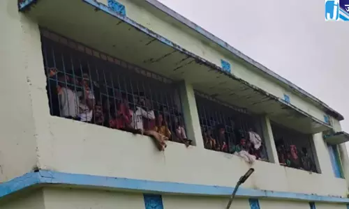 ओडिशा में बाढ़ का कहर, 230 छात्रों को ODRAF ने नाव से बचाया ओडिशा में बाढ़ का कहर, 230 छात्रों को ODRAF ने नाव से बचाया