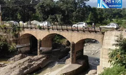 Palampur खराब सड़क-पुलों से बढ़ा हादसों का खतरा Palampur खराब सड़क-पुलों से बढ़ा हादसों का खतरा
