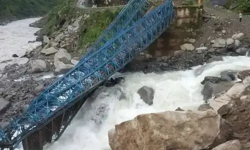 Pithoragarh: वैली ब्रिज टूटने से सीमांत इलाके का संपर्क बाधित, कुलागाड़ में हालात बिगड़े Pithoragarh: वैली ब्रिज टूटने से सीमांत इलाके का संपर्क बाधित, कुलागाड़ में हालात बिगड़े