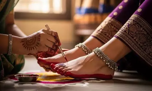 आलता के बिना अधूरा क्यों माना जाता है महिलाओं का श्रृंगार जानें धार्मिक महत्व आलता के बिना अधूरा क्यों माना जाता है महिलाओं का श्रृंगार जानें धार्मिक महत्व