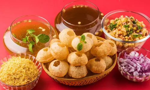 चटपटी चना चाट गोलगप्पे का नया स्वाद, घर पर बनाएं आसान रेसिपी चटपटी चना चाट गोलगप्पे का नया स्वाद, घर पर बनाएं आसान रेसिपी