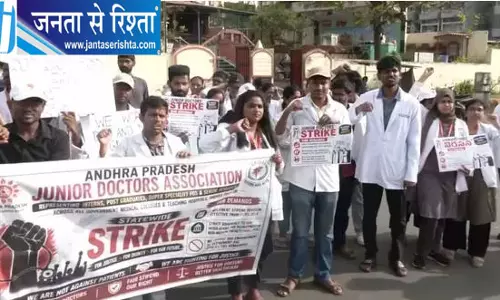 आंध्र में जूनियर डॉक्टरों का प्रदर्शन तेज, विशाखापत्तनम बीच पर निकाली रैली