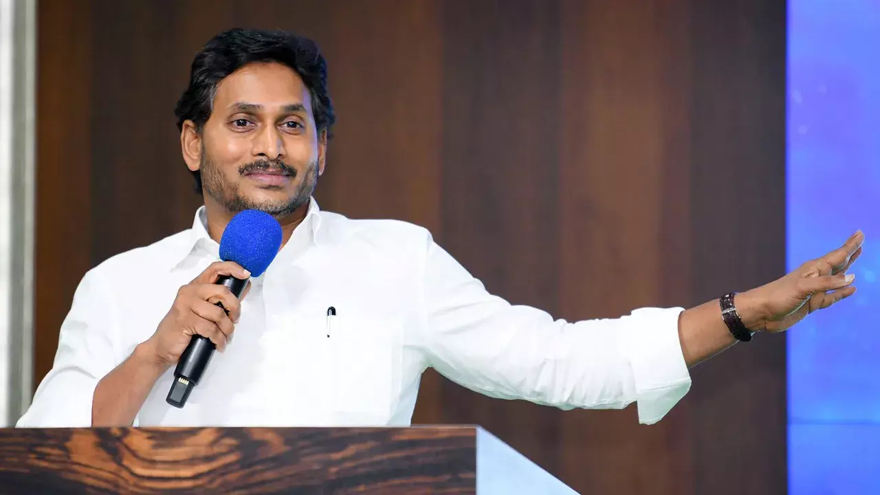 लापता मछुआरों की तलाश: जगन ने बचाव अभियान में तेजी लाने को कहा लापता मछुआरों की तलाश: जगन ने बचाव अभियान में तेजी लाने को कहा