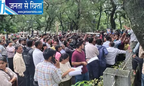 रांची में अभ्यर्थियों का प्रदर्शन उग्र, प्रोजेक्ट भवन की बैरिकेडिंग तोड़ी
