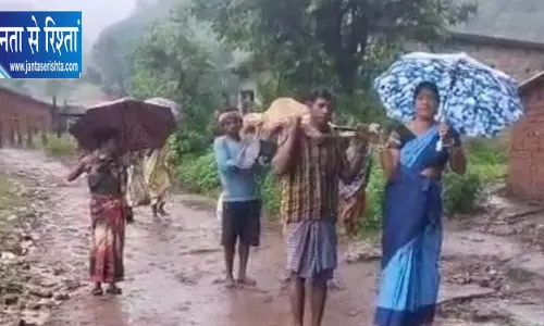 Lanjigada खराब सड़क से महिला-बच्चे को स्ट्रेचर पर ले जाना पड़ा