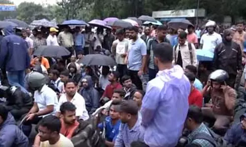 झारखंड: सीजीएल परीक्षा रद्द होने पर कर्मचारियों ने किया प्रदर्शन, बोले-सरकार का फैसला गलत झारखंड: सीजीएल परीक्षा रद्द होने पर कर्मचारियों ने किया प्रदर्शन, बोले-सरकार का फैसला गलत