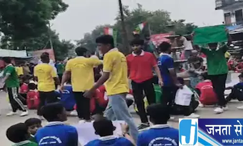 उन्नाव में छात्रों का हल्लाबोल मांगों को लेकर सड़क पर उतरे बच्चे