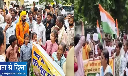 तिरंगा लेकर सड़क पर उतरे बच्चे खराब रास्ते के खिलाफ बुलंद की आवाज तिरंगा लेकर सड़क पर उतरे बच्चे खराब रास्ते के खिलाफ बुलंद की आवाज