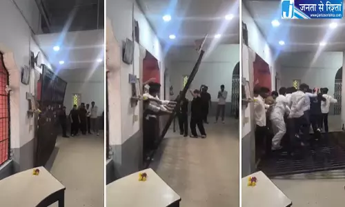 DAVV में छात्र संघ चुनाव की मांग पर प्रदर्शन, VC ऑफिस में हंगामे के बाद कार्रवाई