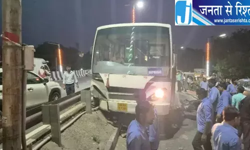 दिल्ली-आगरा हाईवे पर दर्दनाक हादसा, स्कूटी और बाइक सवार की मौत दिल्ली-आगरा हाईवे पर दर्दनाक हादसा, स्कूटी और बाइक सवार की मौत