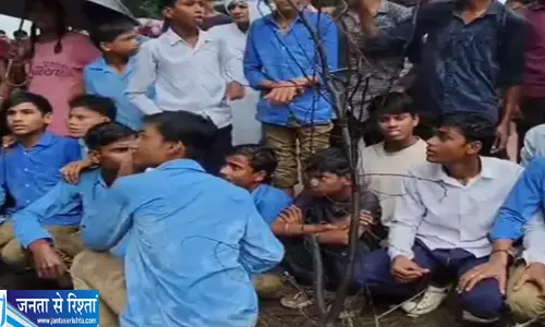 हाईवे जाम से मचा हड़कंप पुलिस पर बच्चों से बदसलूकी का आरोप