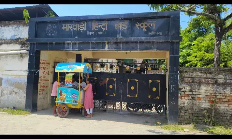 मारवाड़ी हिंदी स्कूल विवाद गहराया: कोर्ट ने फंड पर लगाई रोक, सरकार कराएगी जांच