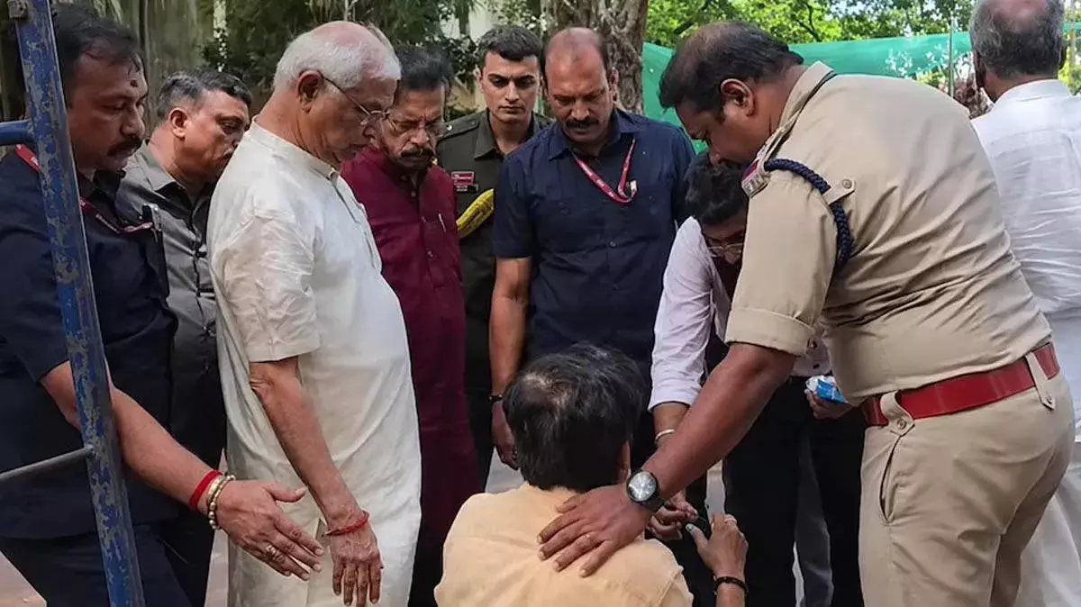 केरल राज्यपाल का सराहनीय कदम: सड़क पर पड़े अचेत व्यक्ति को पहुंचाई मदद केरल राज्यपाल का सराहनीय कदम: सड़क पर पड़े अचेत व्यक्ति को पहुंचाई मदद