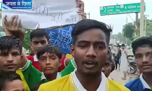 बच्चों के आंदोलन से प्रशासन हरकत में उन्नाव में साथ बैठकर खाना खाया बच्चों के आंदोलन से प्रशासन हरकत में उन्नाव में साथ बैठकर खाना खाया