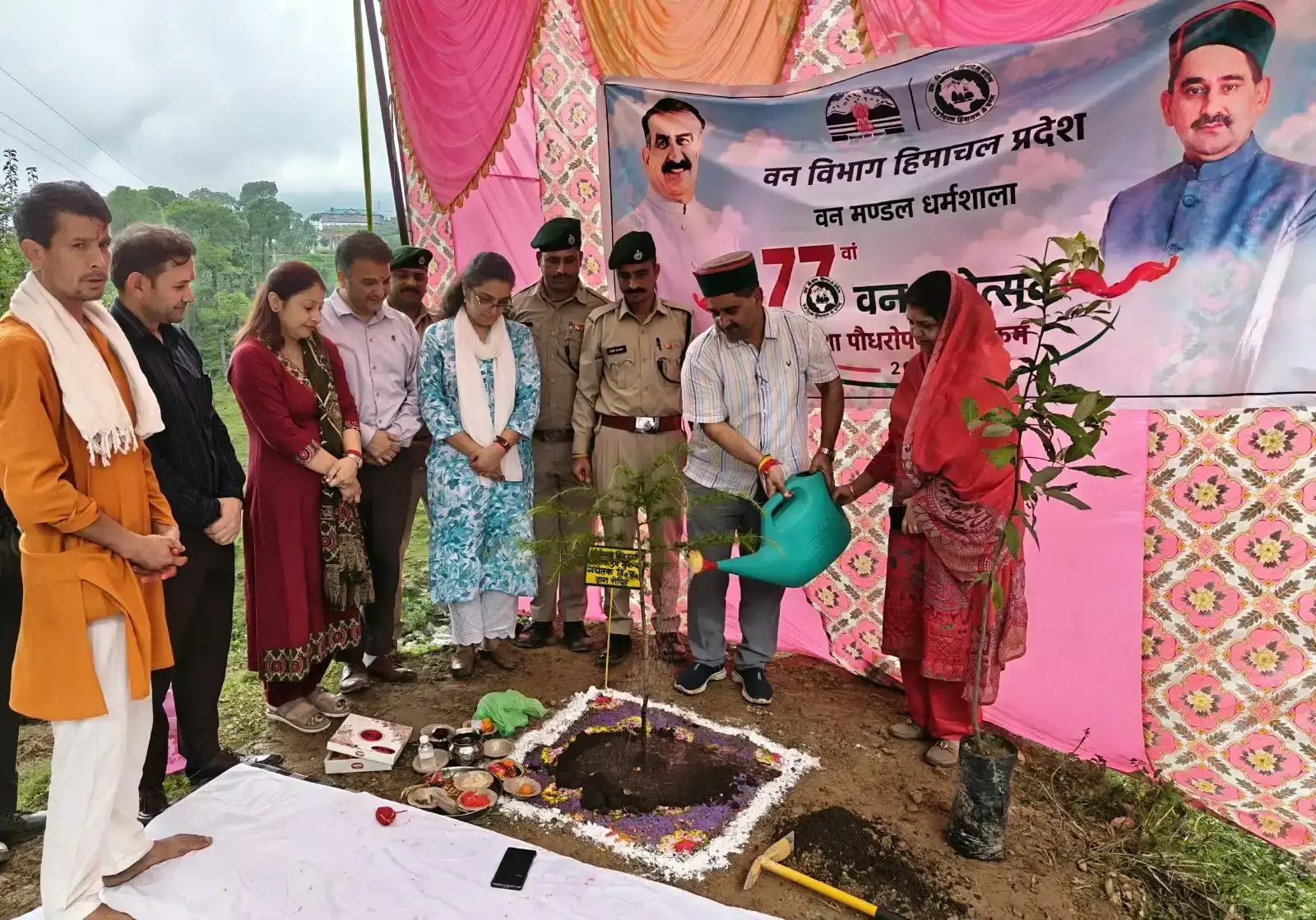 Dharamshala: वन महोत्सव के अवसर पर देवदार का पौधा लगाकर लिया पर्यावरण संरक्षण का संकल्प