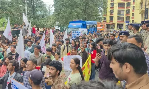 Shimla: एसएफआई का प्रदर्शन, फीस वृद्धि वापस लेने और एससीए चुनाव बहाली की मांग