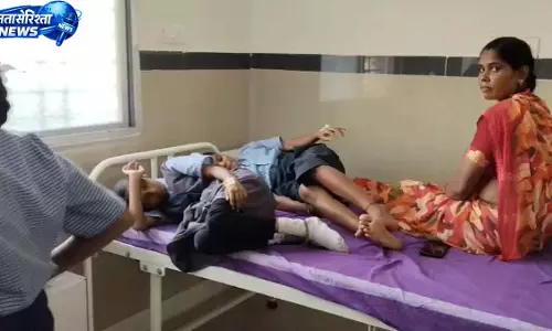 स्कूल में मिड-डे मील पर उठे सवाल, खाने में संदिग्ध गोली मिलने से 28 छात्राएं अस्पताल पहुंचीं