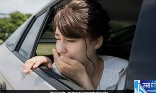 गाड़ी में बैठते ही होती है उल्टी अपनाएं ये आसान ट्रिक