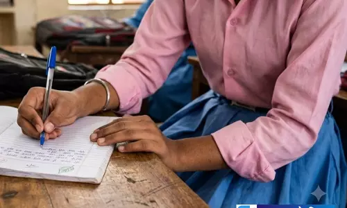 छात्राओं की पढ़ाई पर सवाल उठाने वाली हेडमास्टर निलंबित छात्राओं की पढ़ाई पर सवाल उठाने वाली हेडमास्टर निलंबित