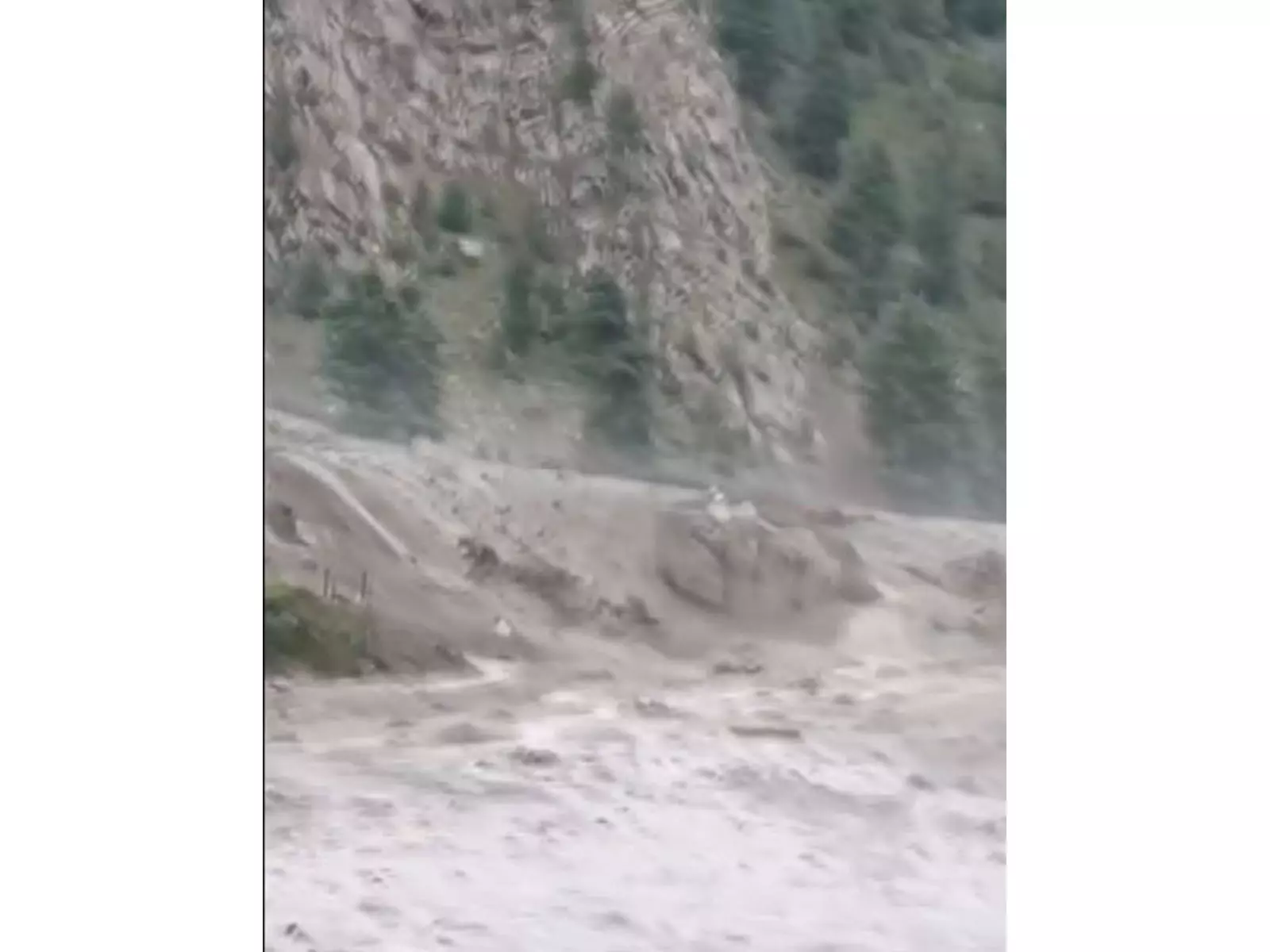 लाहौल स्पीति में फ्लैश फ्लड से सड़क संपर्क टूटा लाहौल स्पीति में फ्लैश फ्लड से सड़क संपर्क टूटा