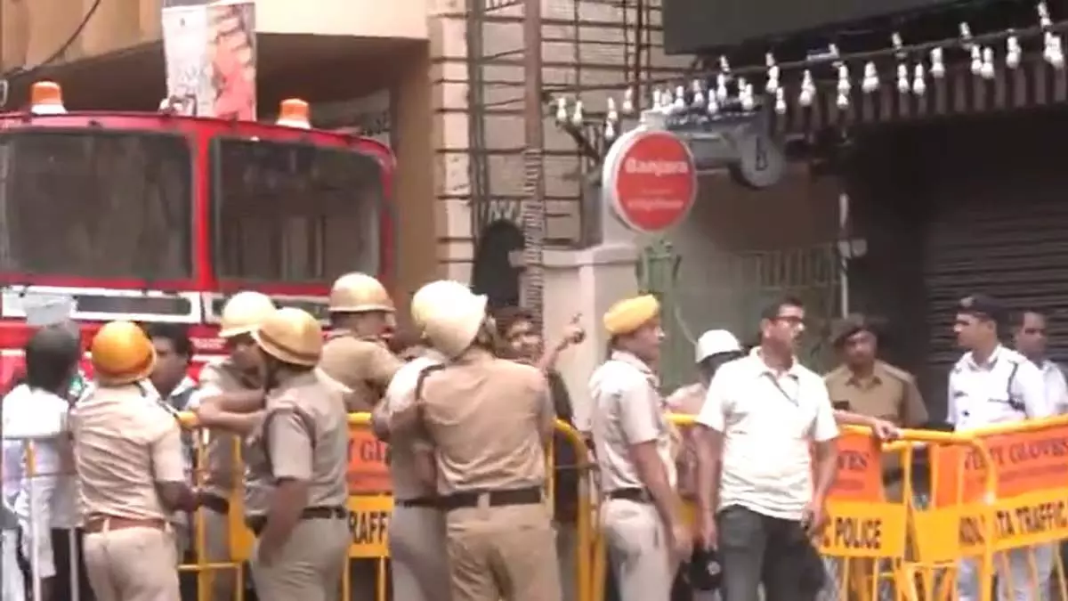 कोलकाता होटल अग्निकांड में 9 बांग्लादेशी नागरिकों की मौत, मालिक के खिलाफ केस दर्ज कोलकाता होटल अग्निकांड में 9 बांग्लादेशी नागरिकों की मौत, मालिक के खिलाफ केस दर्ज
