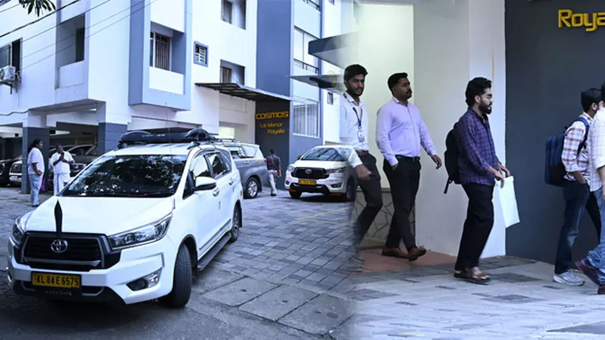 Kerala: रियास के करीबियों के घर-कंपनियों पर छापा Kerala: रियास के करीबियों के घर-कंपनियों पर छापा