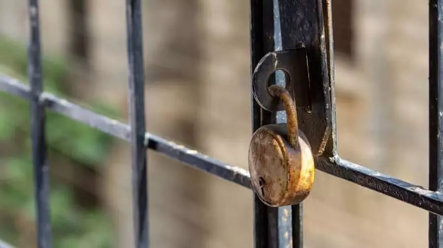 गोंडा में बिना मान्यता चल रहा निजी स्कूल सील गोंडा में बिना मान्यता चल रहा निजी स्कूल सील