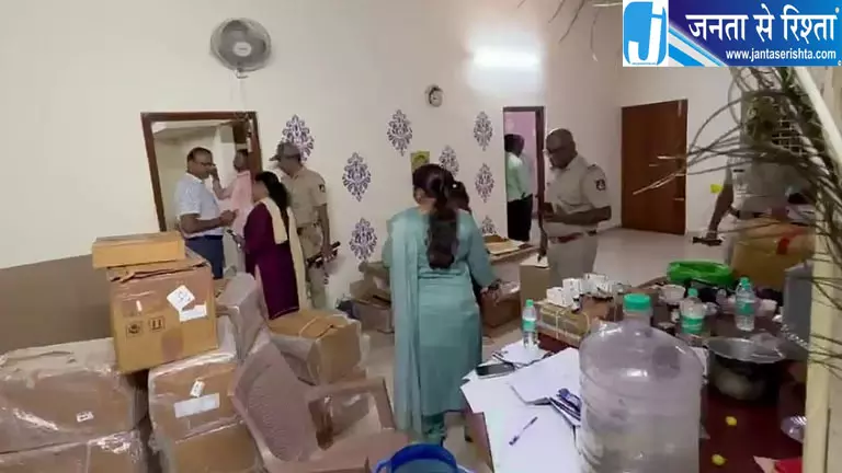 बेंगलुरु में नकली दवाइयों के बड़े नेटवर्क का खुलासा, फार्महाउस से 5 करोड़ का सामान जब्त बेंगलुरु में नकली दवाइयों के बड़े नेटवर्क का खुलासा, फार्महाउस से 5 करोड़ का सामान जब्त