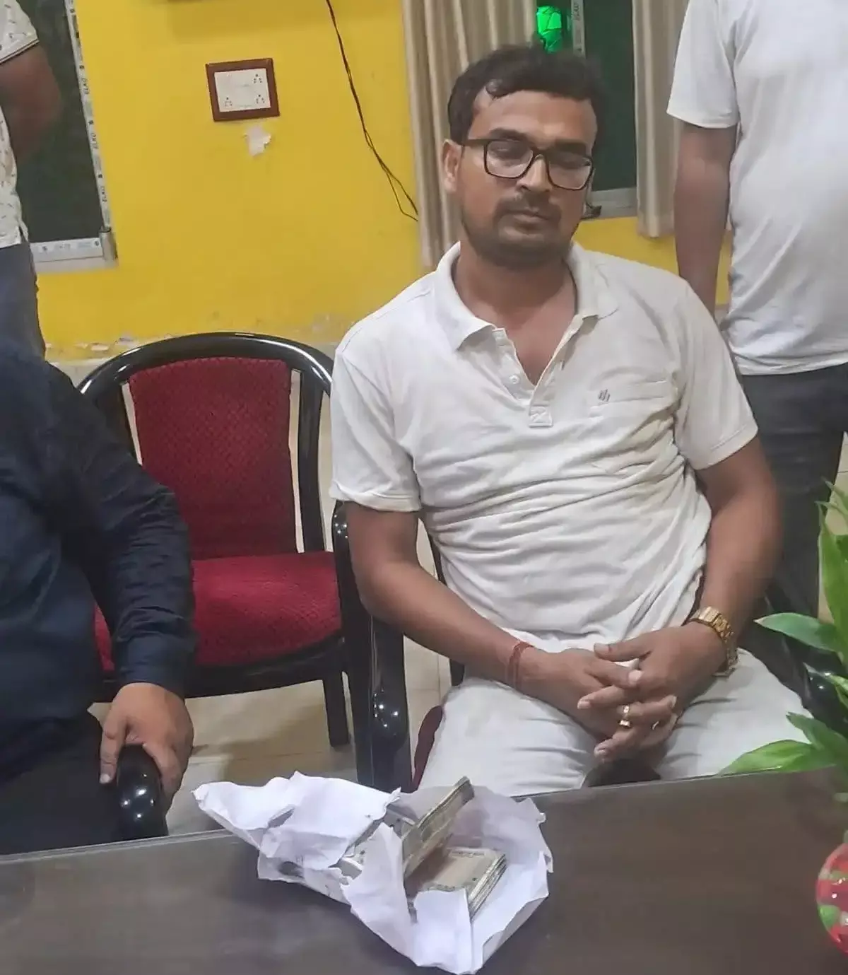 Howrah: एक लाख की रिश्वत लेते कांस्टेबल गिरफ्तार, नाजिरगंज पुलिस चौकी का मामला Howrah: एक लाख की रिश्वत लेते कांस्टेबल गिरफ्तार, नाजिरगंज पुलिस चौकी का मामला