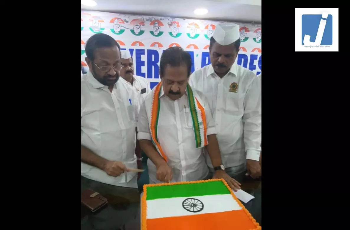 राष्ट्रीय ध्वज के रूप में बने केक पर छुरी चलाई , बीजेपी बोली- कांग्रेस की फितरत, बातों में संविधान, करतूतों में अपमान! राष्ट्रीय ध्वज के रूप में बने केक पर छुरी चलाई , बीजेपी बोली- कांग्रेस की फितरत, बातों में संविधान, करतूतों में अपमान!