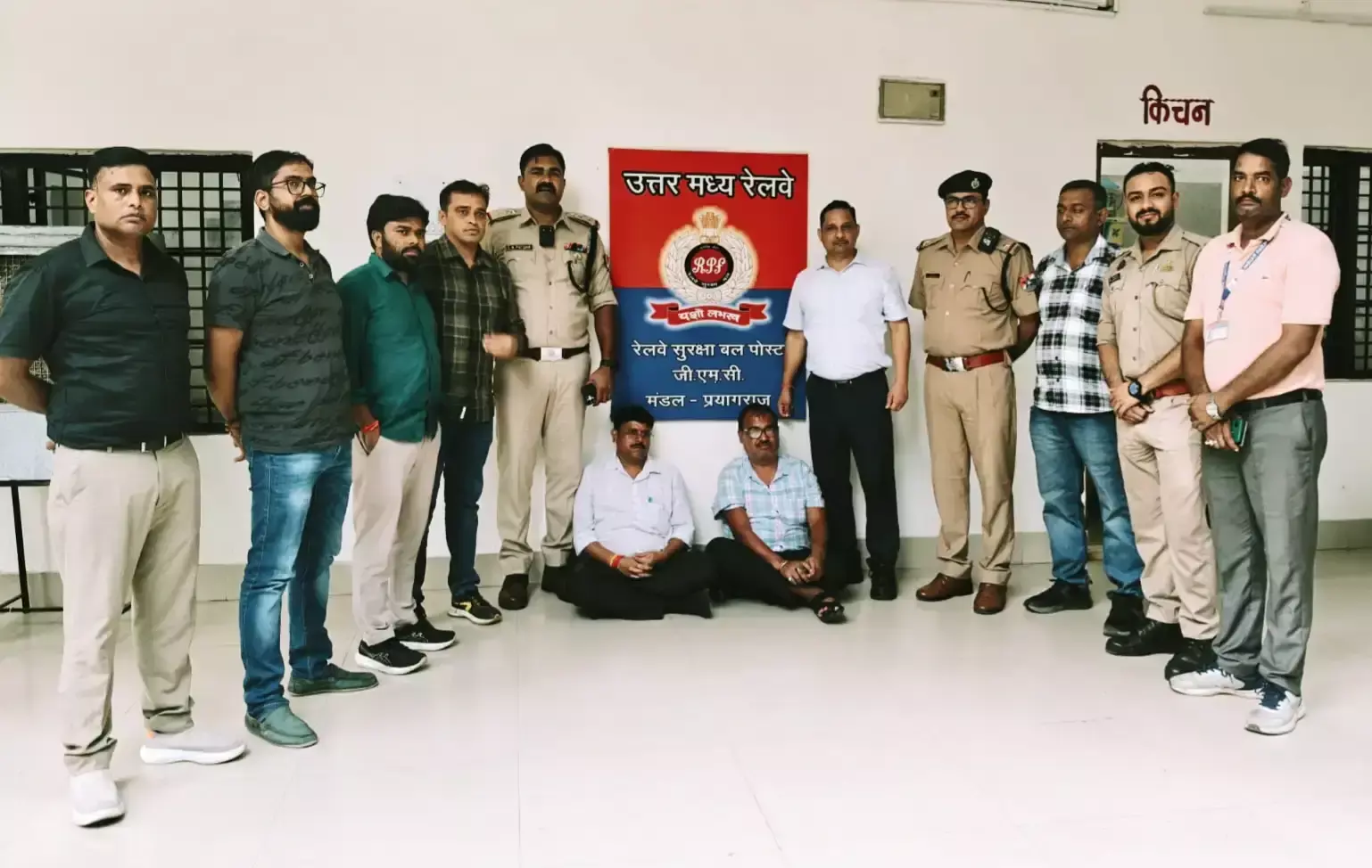 Kanpur: 30 लाख का सोना लेकर पहुंचा तस्कर, गोविंदपुरी स्टेशन पर रिसीवर समेत गिरफ्तार Kanpur: 30 लाख का सोना लेकर पहुंचा तस्कर, गोविंदपुरी स्टेशन पर रिसीवर समेत गिरफ्तार
