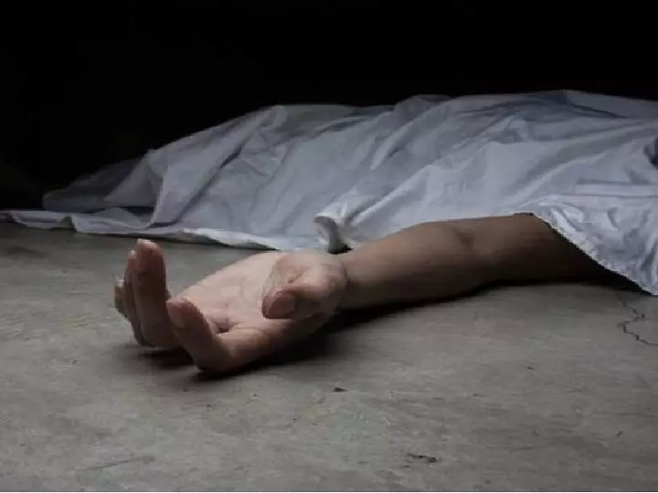 Noida: नाले में शव मिलने से हड़कंप, हत्या या हादसा? जांच में जुटी पुलिस Noida: नाले में शव मिलने से हड़कंप, हत्या या हादसा? जांच में जुटी पुलिस